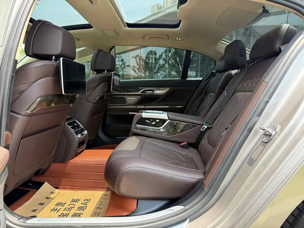 BMW 7 Series 2018 — фото 12