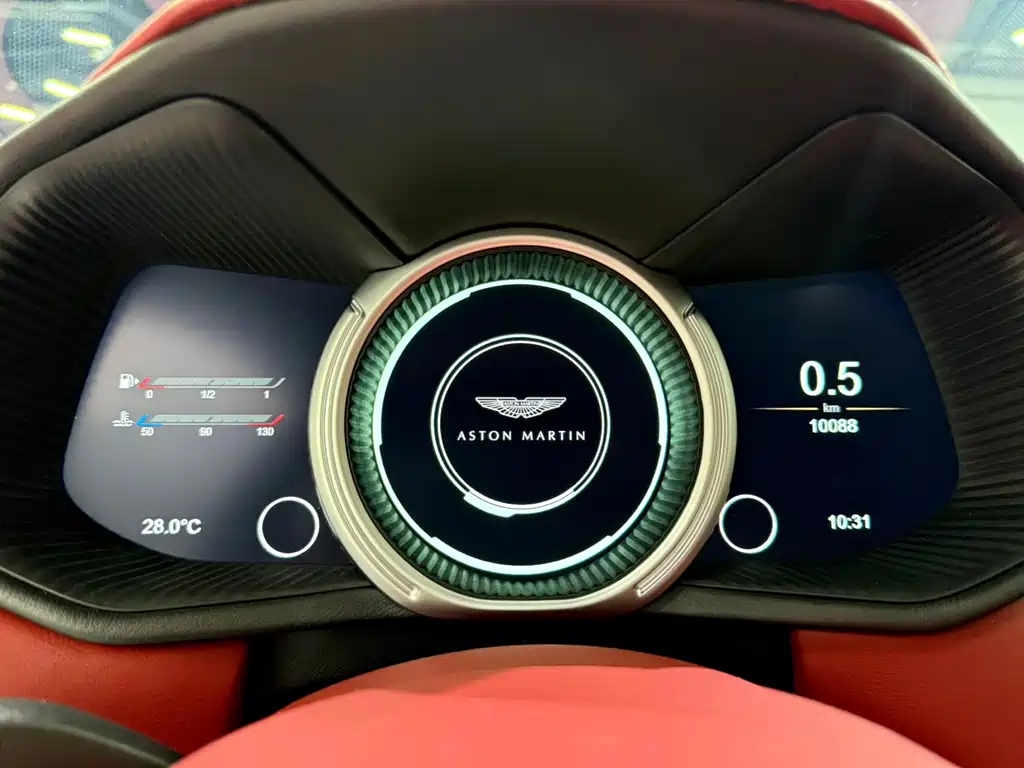 Aston Martin DB11 2020 — фото 24