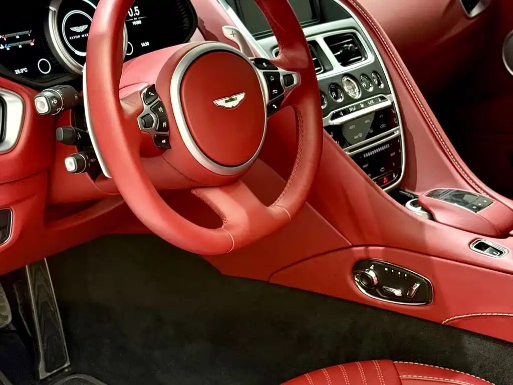 Aston Martin DB11 2020 — фото 15