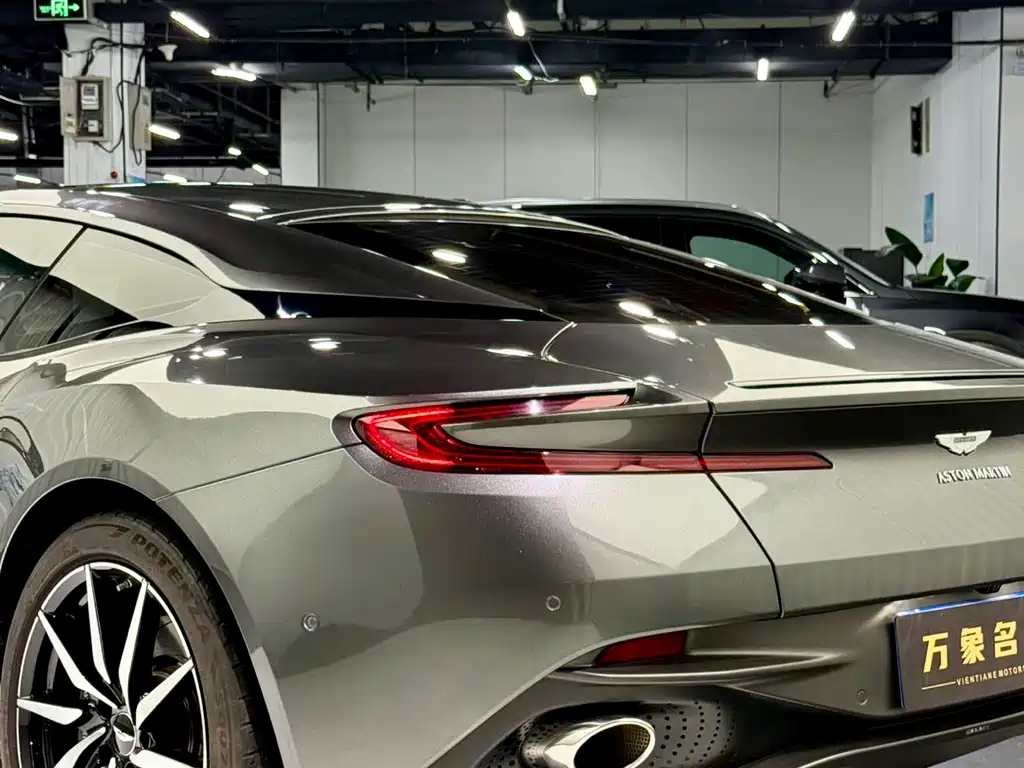 Aston Martin DB11 2020 — фото 11