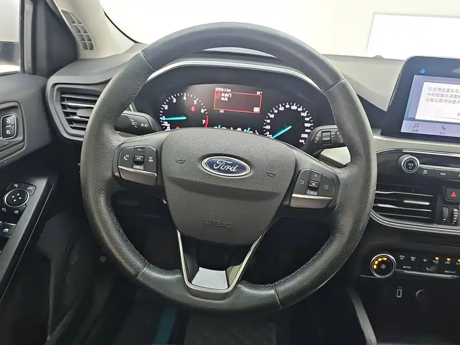 Ford Focus 2019 — фото 15