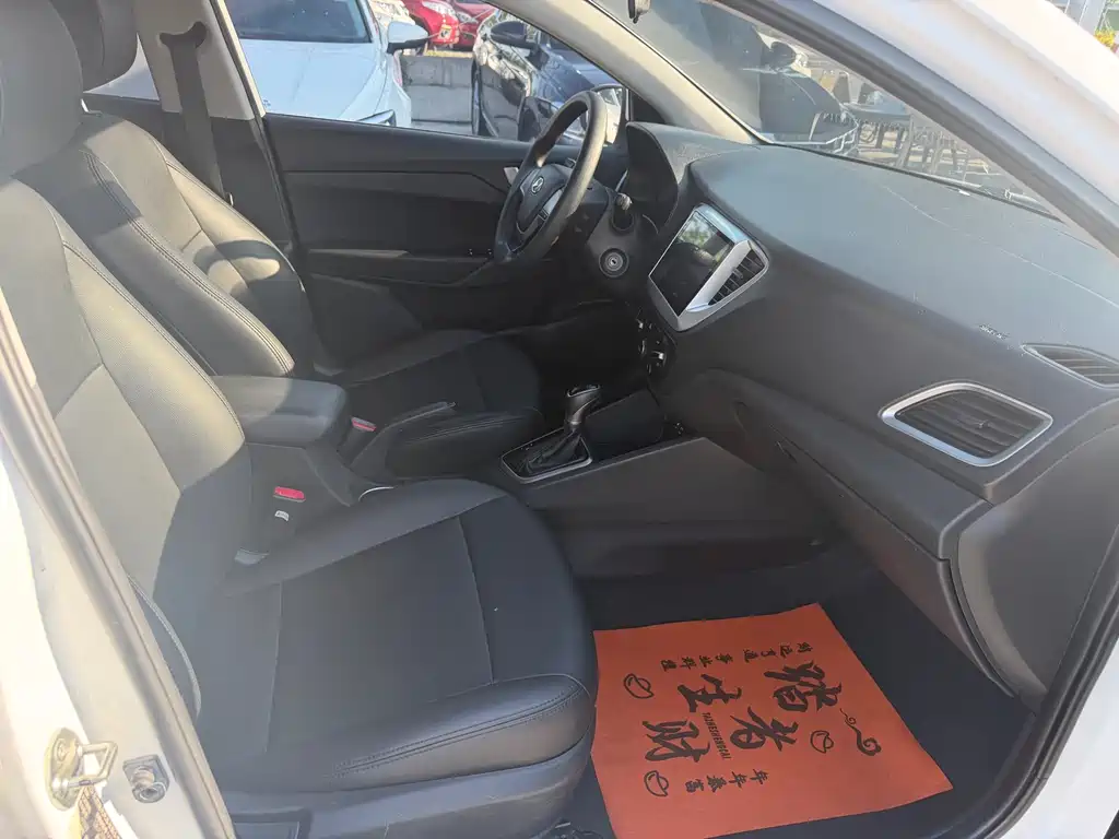 Hyundai Verna 2017 — фото 12