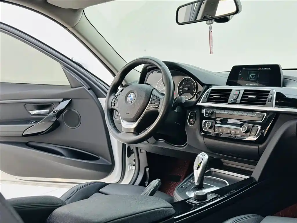 BMW 3 Series 2018 — фото 16