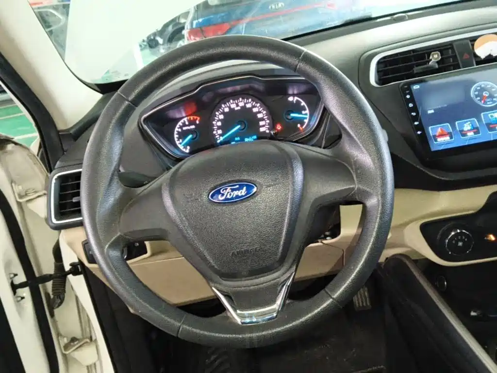 Ford Escort 2015 — фото 11