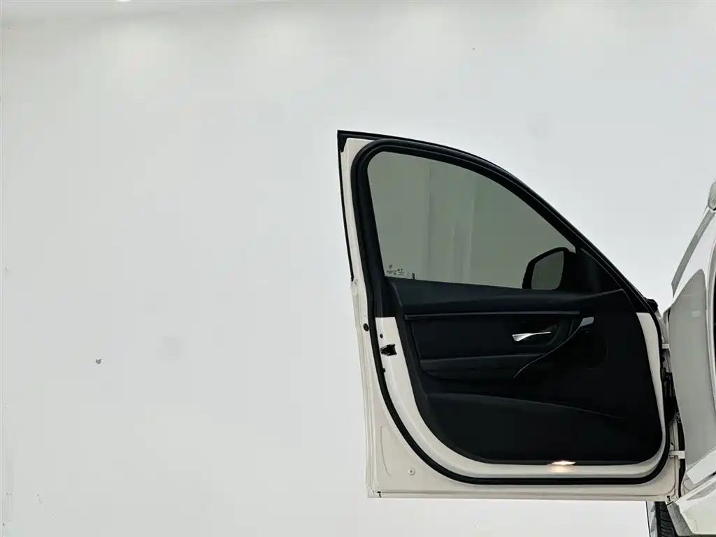 BMW 3 Series 2018 — фото 12
