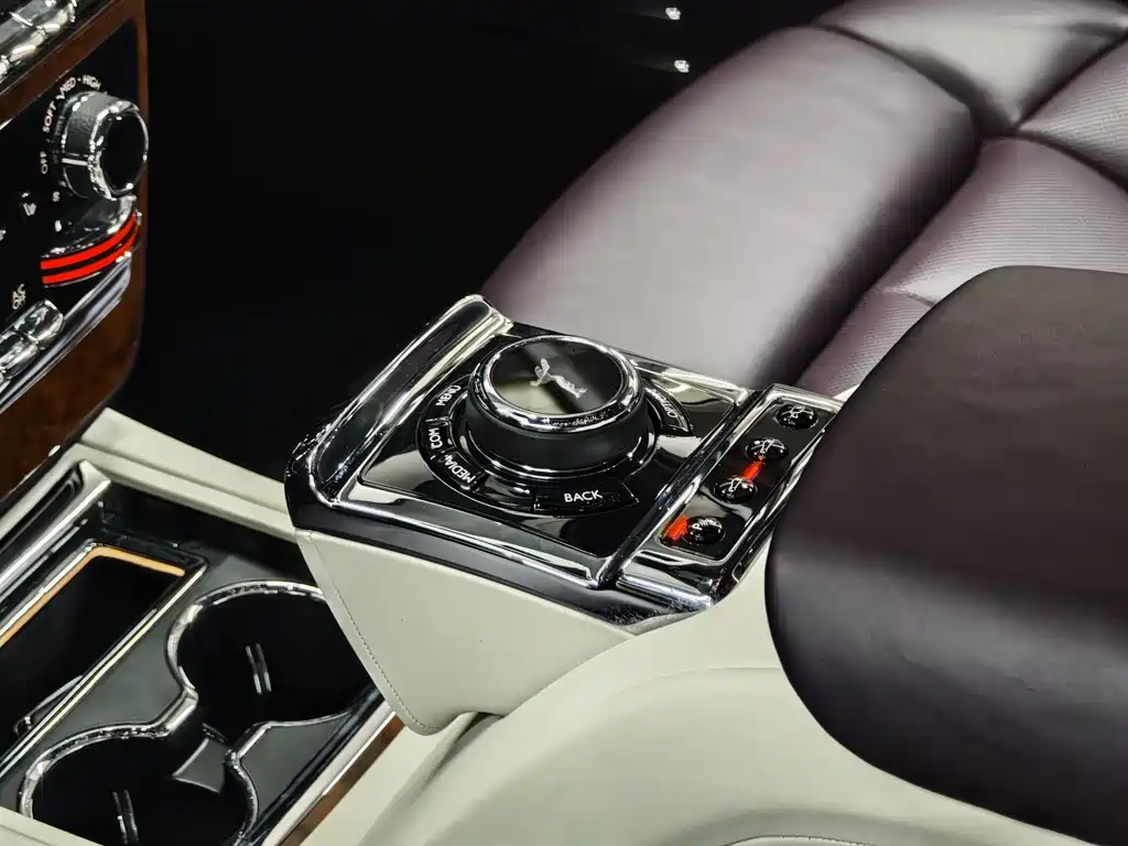 Rolls-Royce Phantom 2019 — фото 28