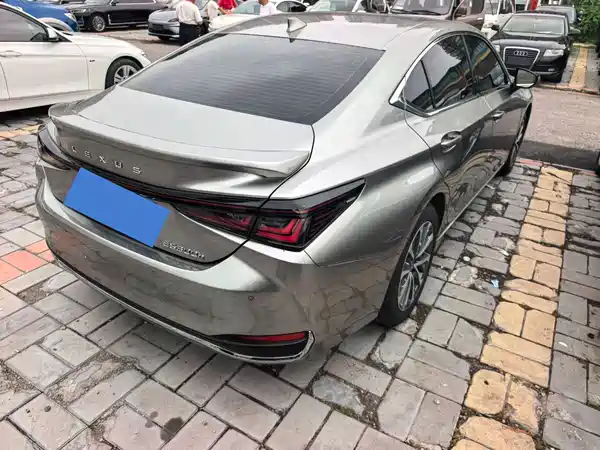 Lexus ES 2025