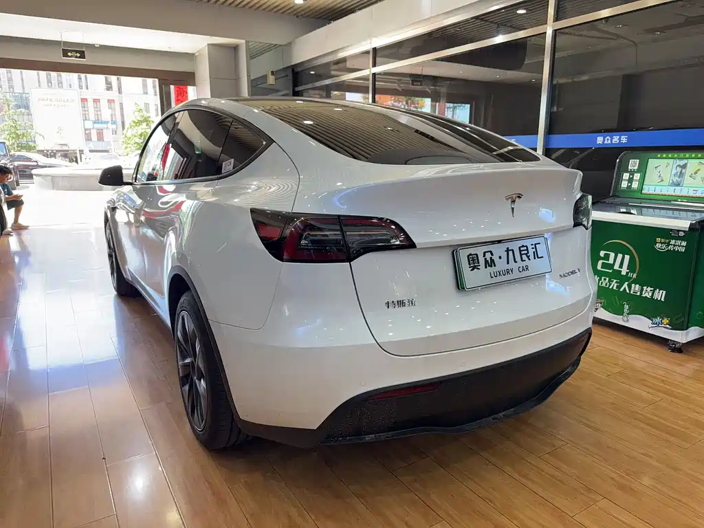 Tesla Model Y 2023 — фото 11