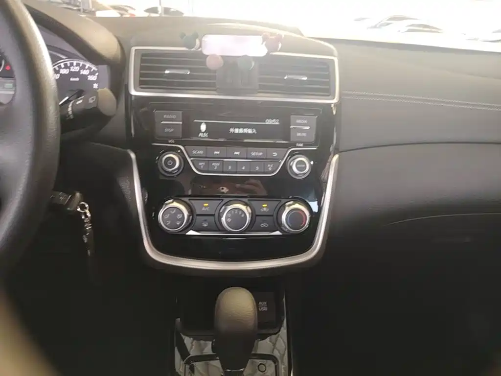 Nissan Tiida 2018 — фото 13