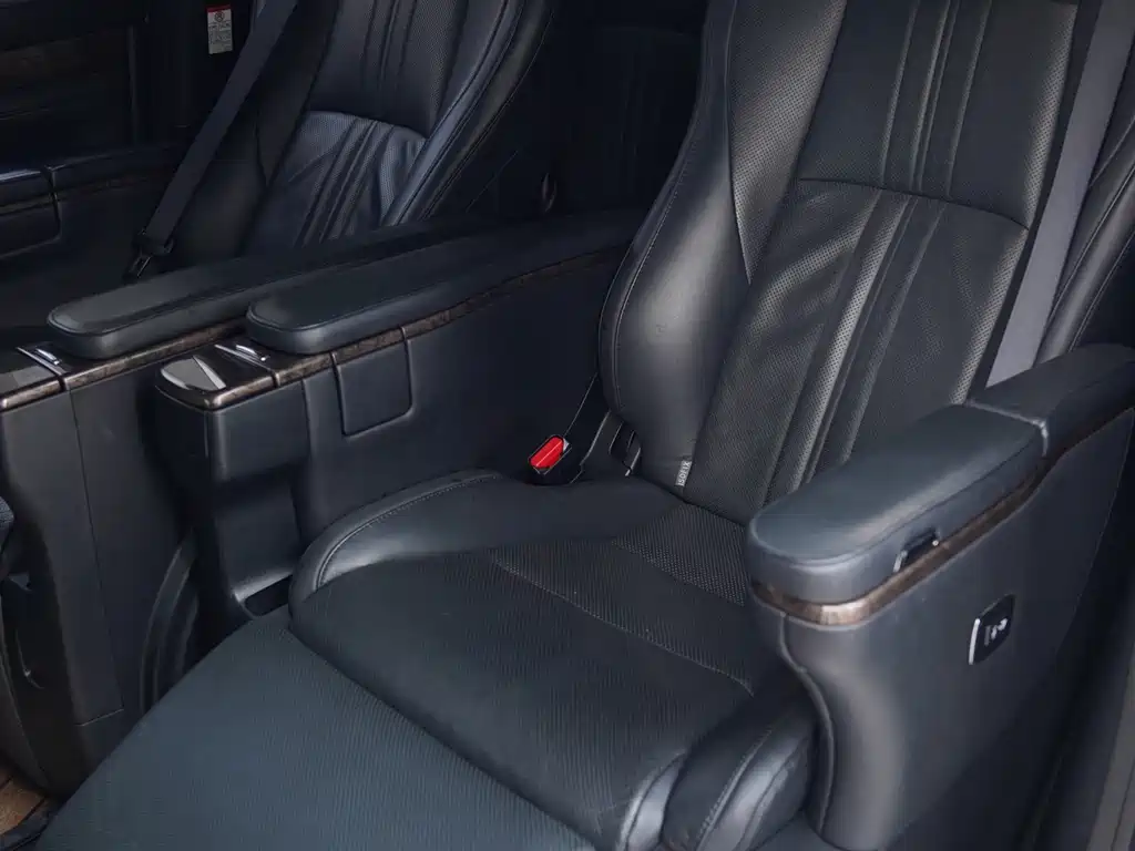 Toyota Alphard 2022 — фото 11