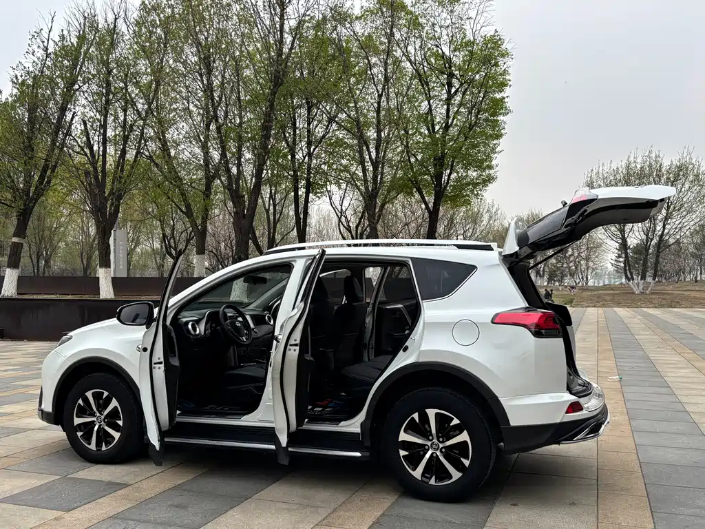 Toyota RAV4 2018 — фото 9