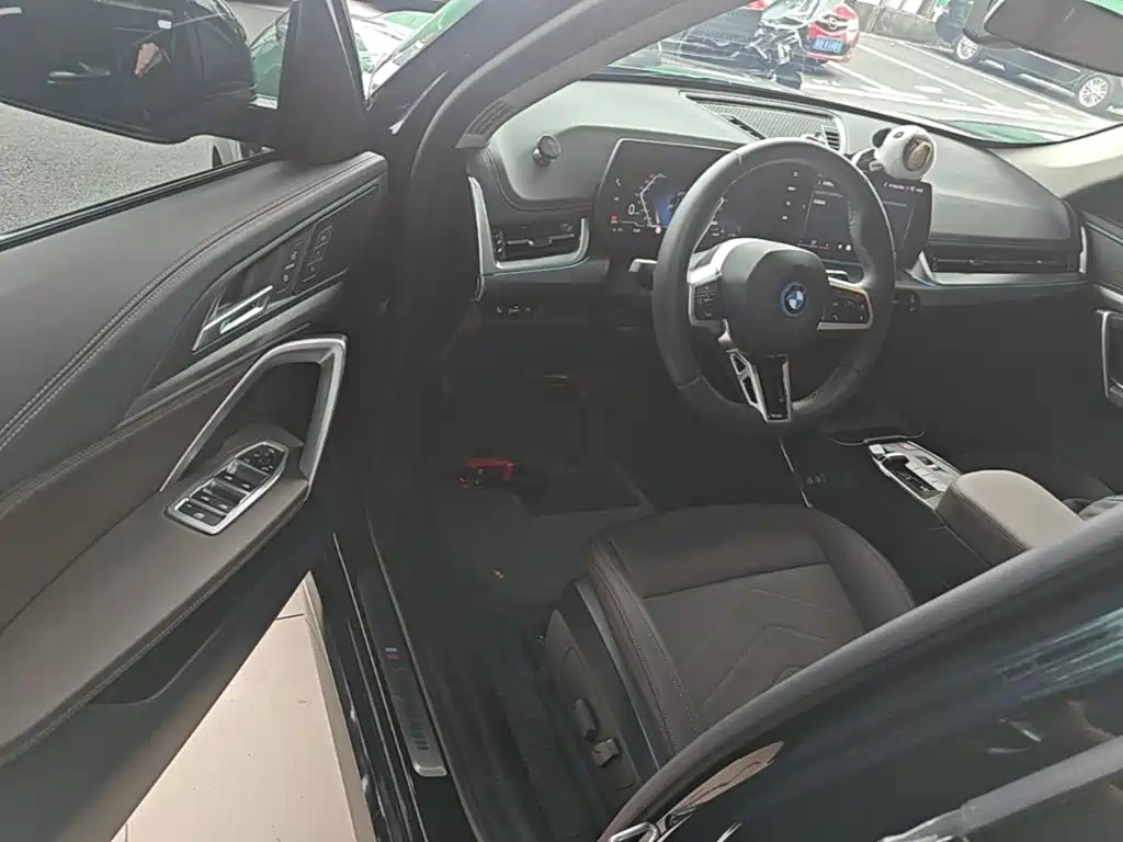 BMW iX1 2025 — фото 16