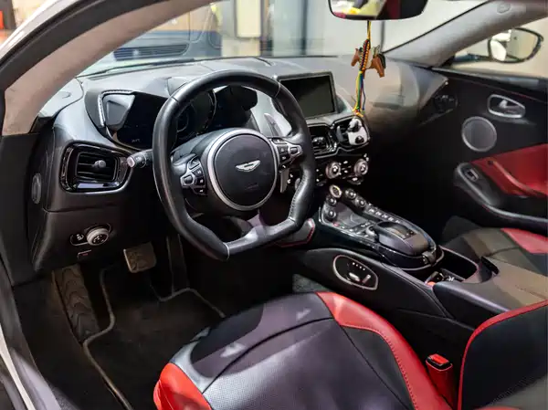 Aston Martin V8 Vantage 2019