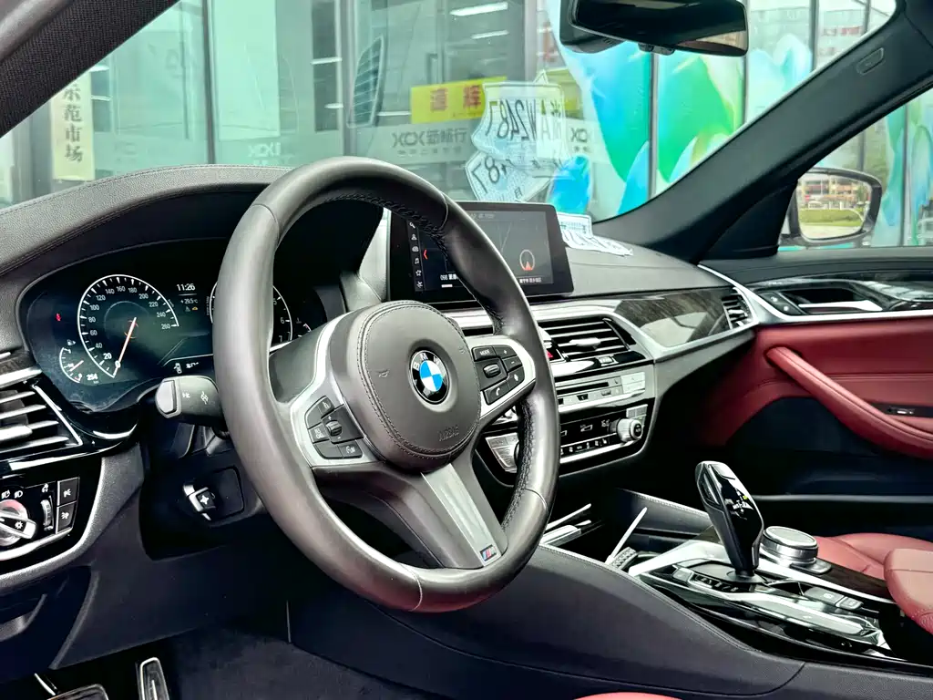 BMW 5 Series 2019 — фото 14