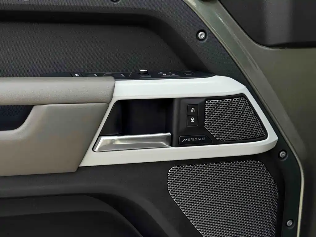 Land Rover Defender 2021 — фото 11