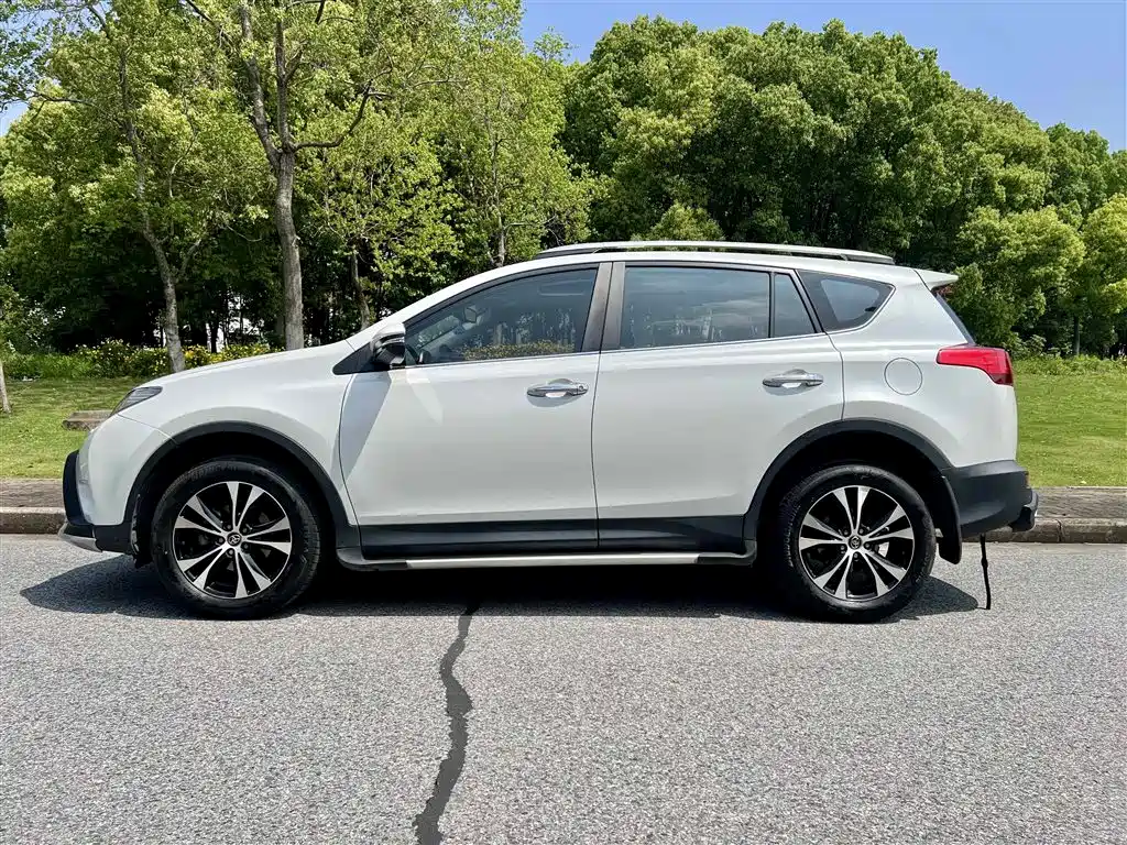 Toyota RAV4 2015 — фото 7