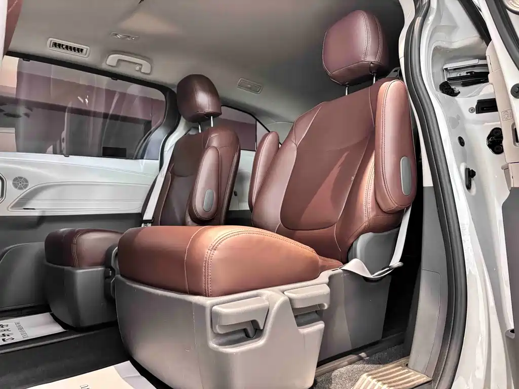 Toyota Sienna 2024 — фото 32
