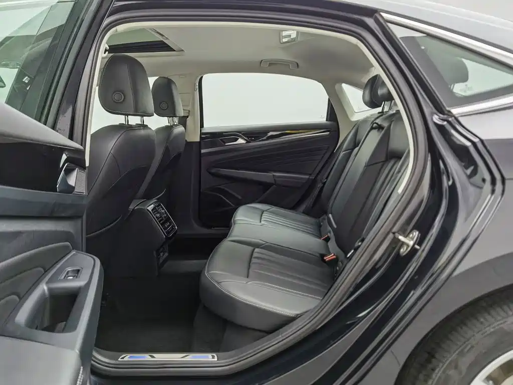 Volkswagen Passat Plug-In Hybrid 2023 — фото 15