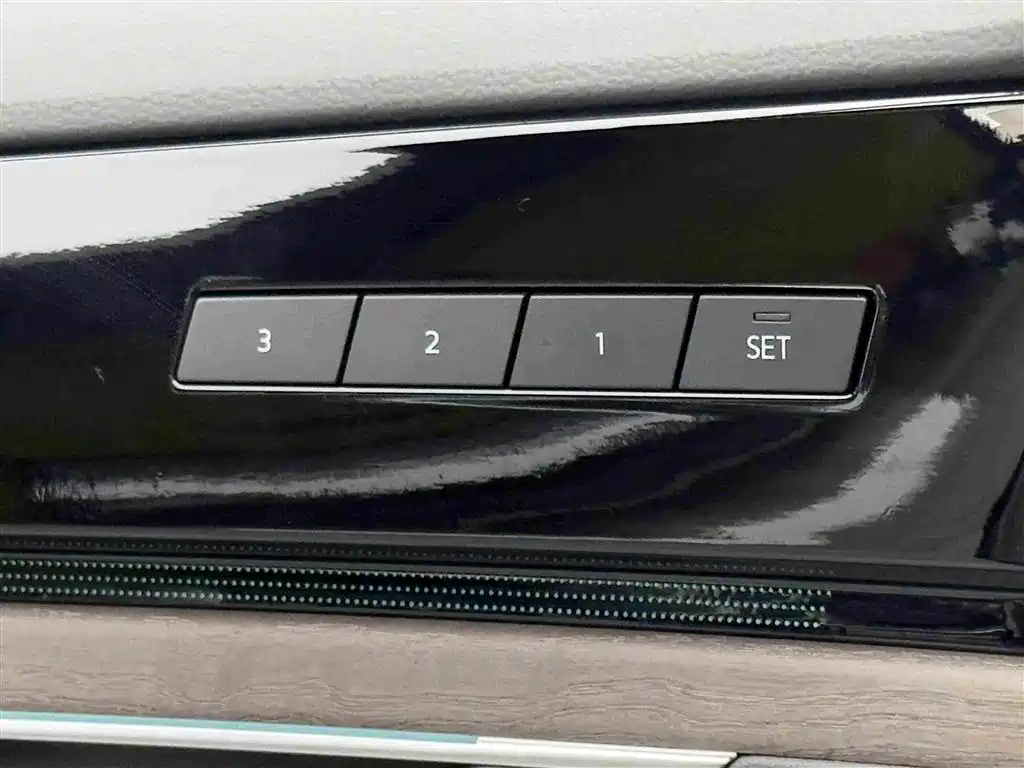 Volkswagen Touareg 2023 — фото 21