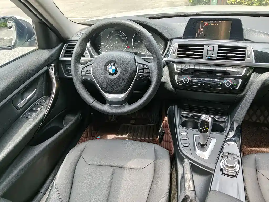 BMW 3 Series 2016 — фото 11