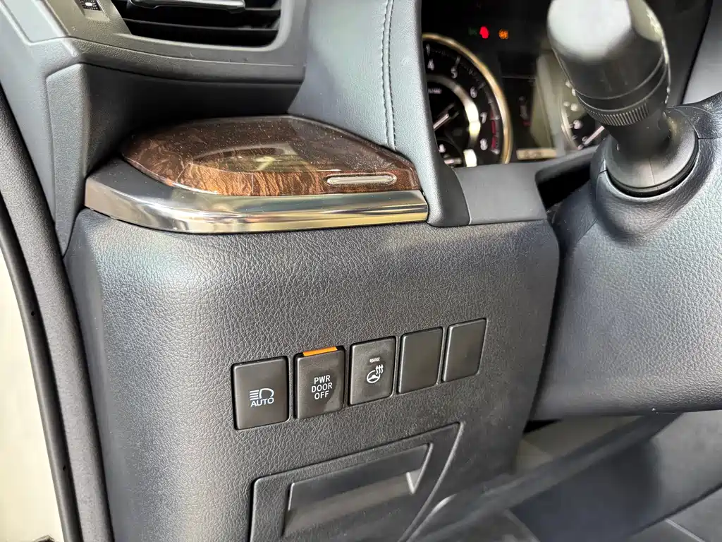 Toyota Alphard 2018 — фото 37
