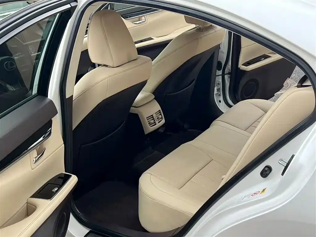 Lexus ES 2018 — фото 13