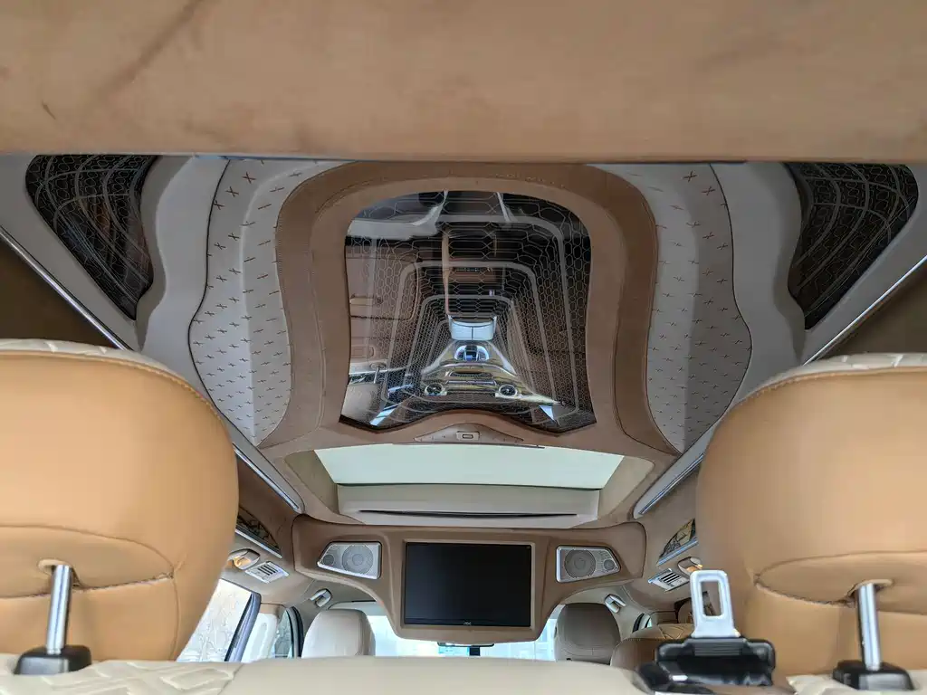 Mercedes-Benz V-Class 2020 — фото 25