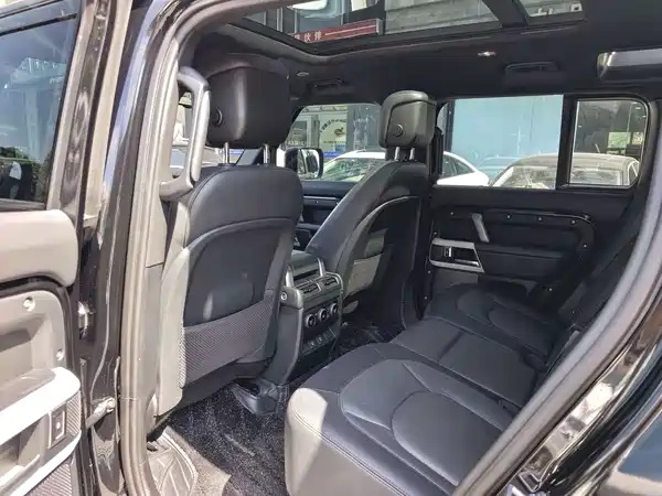 Land Rover Defender 2024