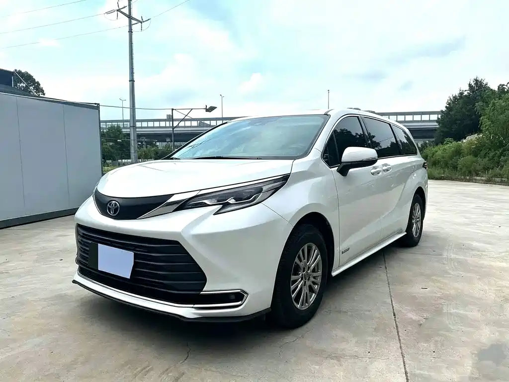 Toyota Sienna 2023 — фото 1