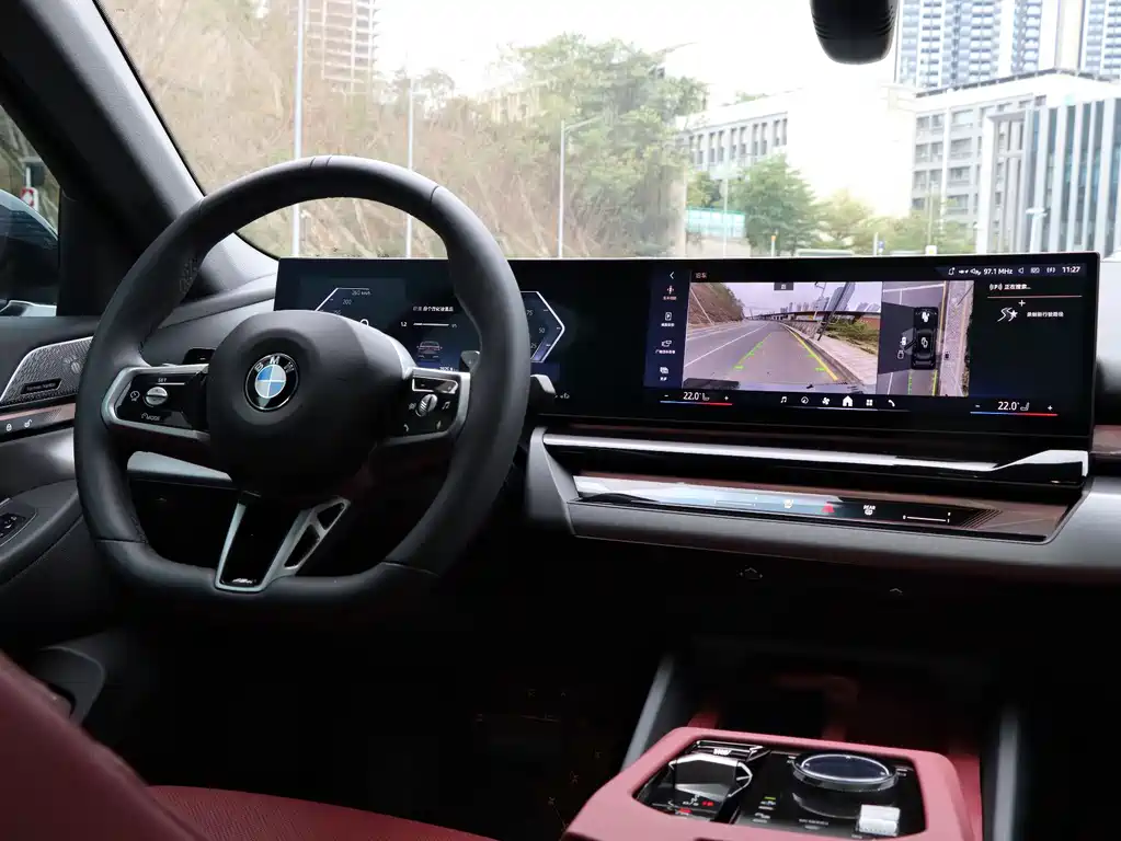 BMW 5 Series 2025 — фото 15