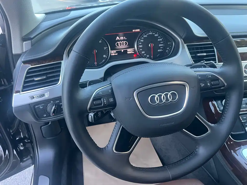 Audi A8 2017 — фото 31