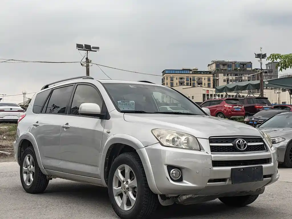 Toyota RAV4 2010 — фото 3