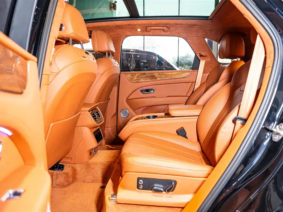 Bentley Bentayga 2023 — фото 10