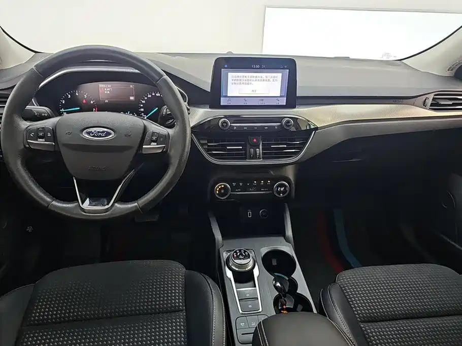 Ford Focus 2019 — фото 12