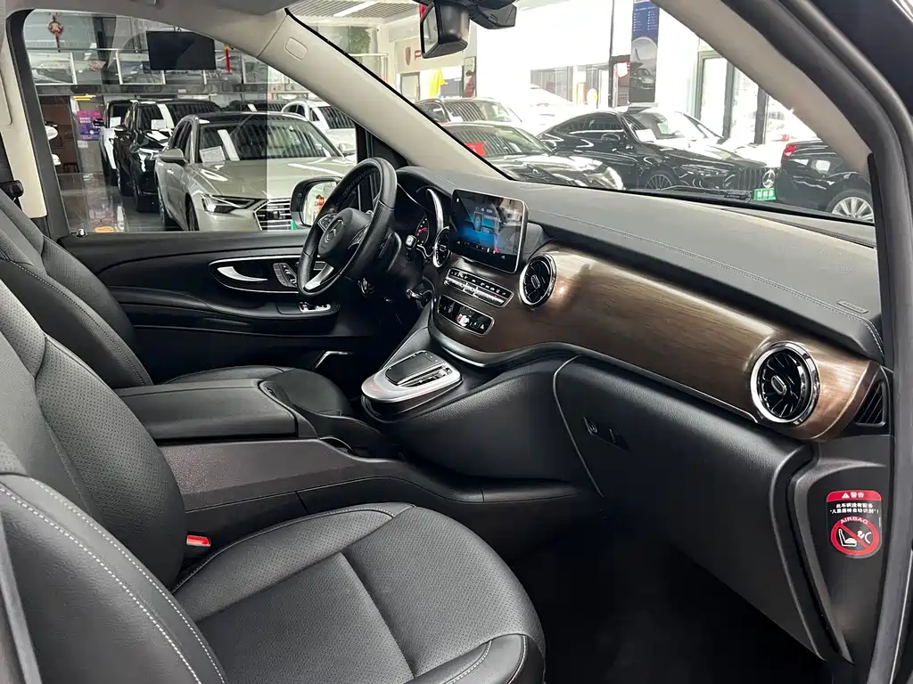 Mercedes-Benz V-Class 2021 — фото 25