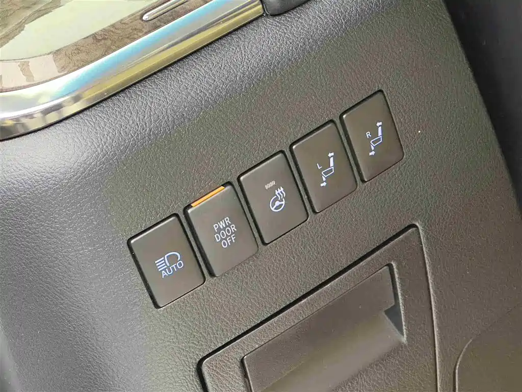 Toyota Alphard 2022 — фото 17