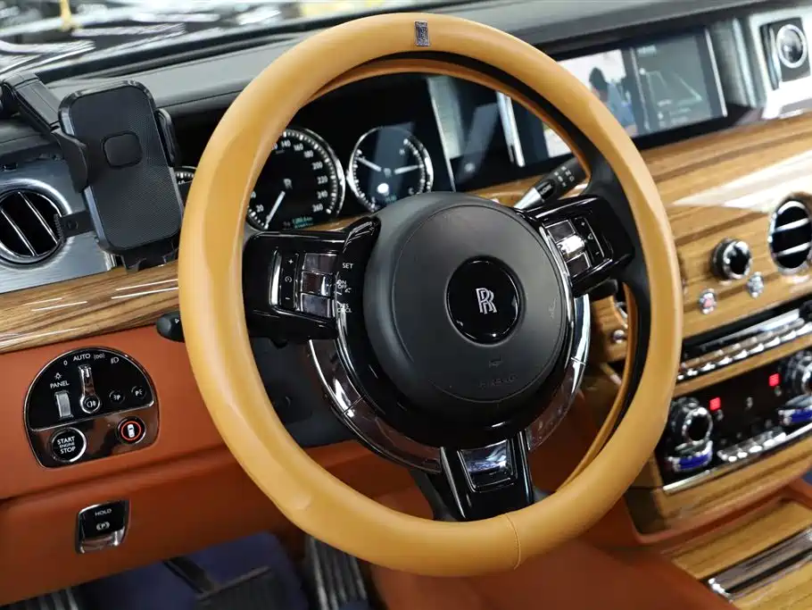 Rolls-Royce Phantom 2019 — фото 13