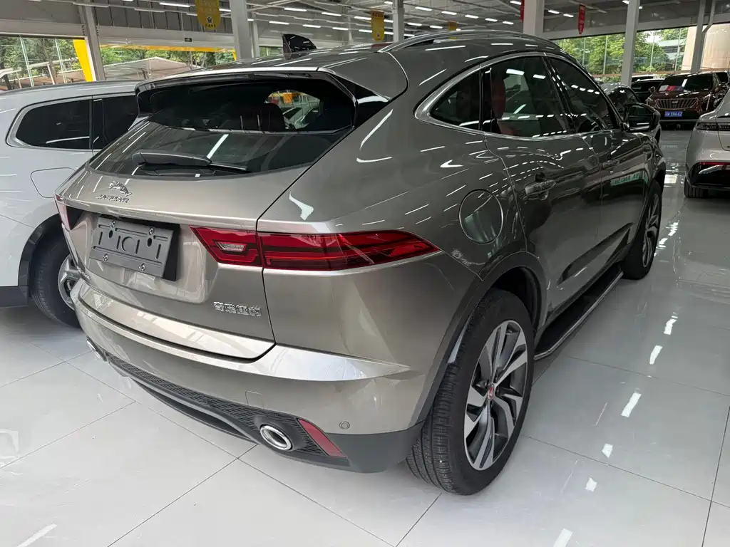 Jaguar E-PACE 2023 — фото 9
