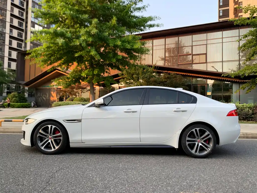 Jaguar XE 2017 — фото 4