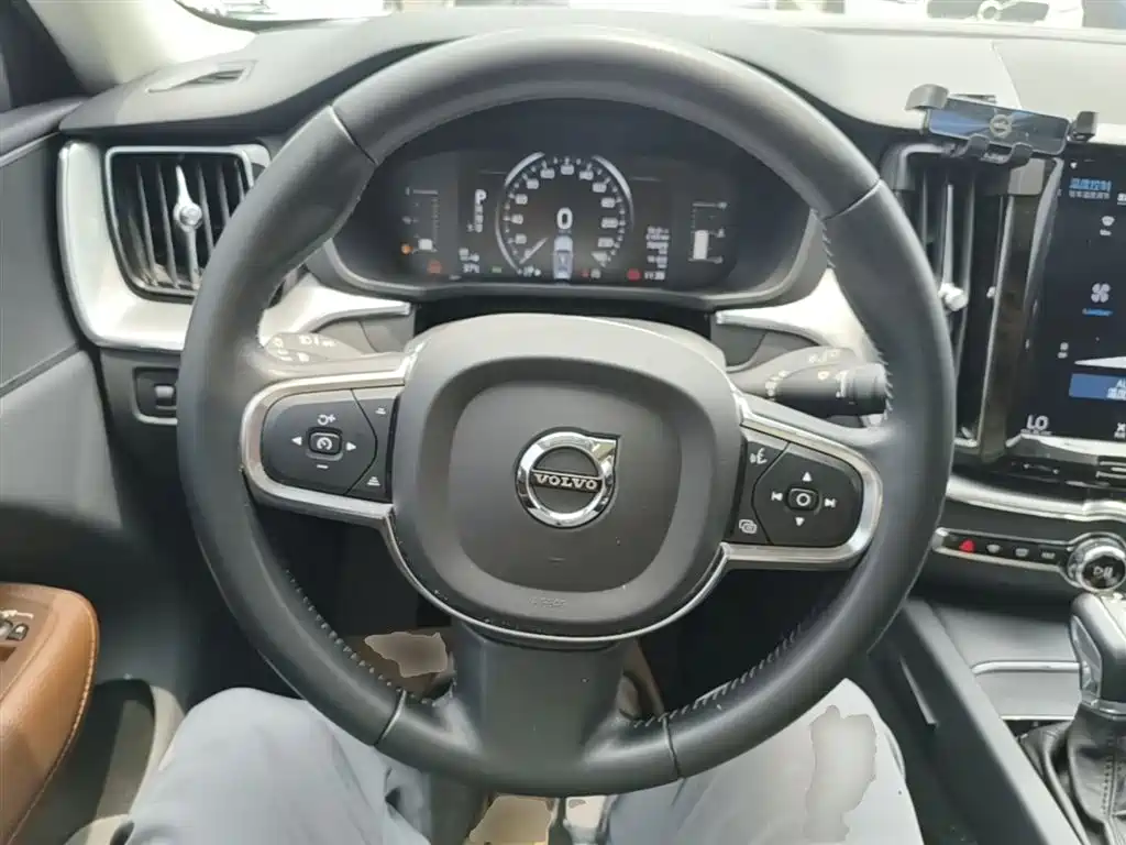 Volvo XC60 2019 — фото 11