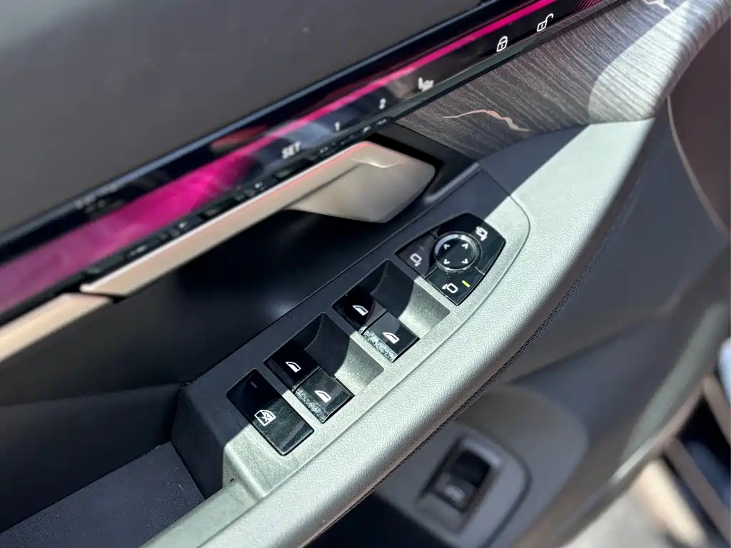 BMW 5 Series 2025 — фото 14