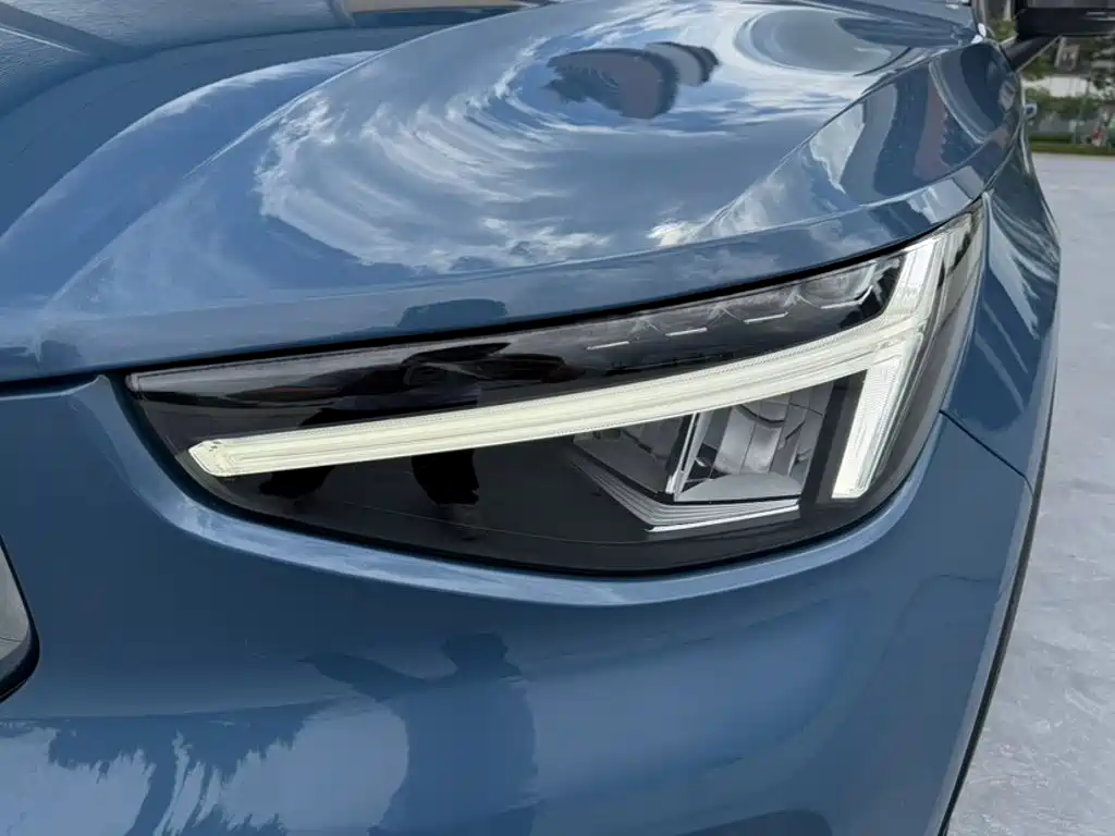 Volvo XC40 2022 — фото 18