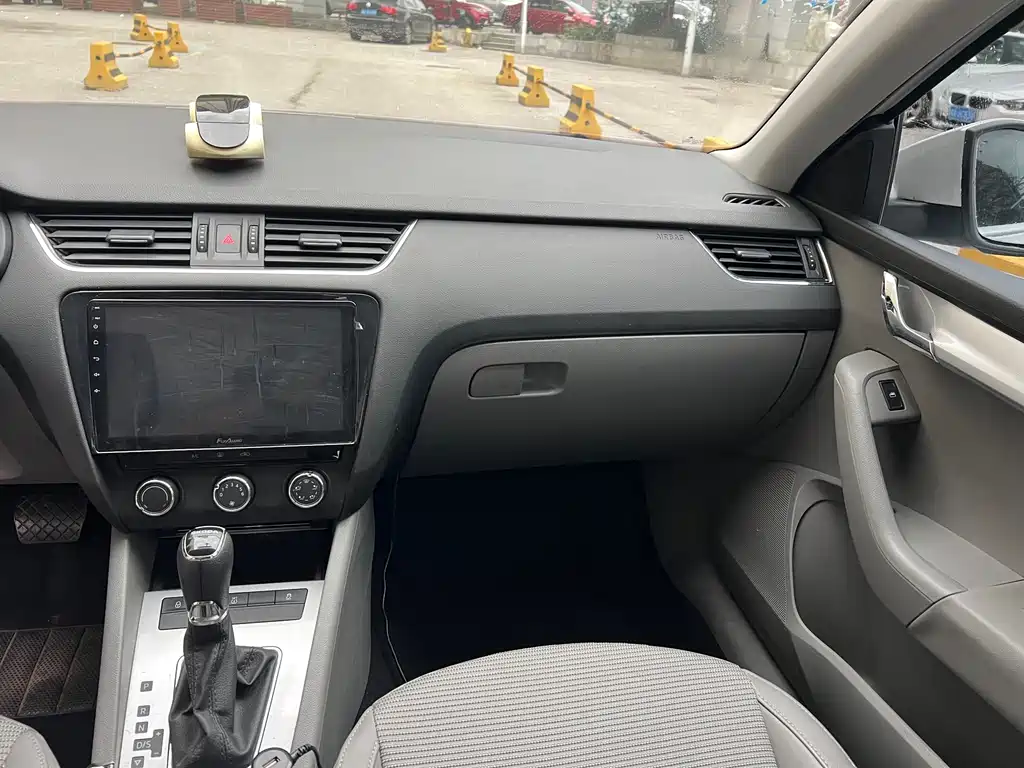 Skoda Octavia 2015 — фото 10