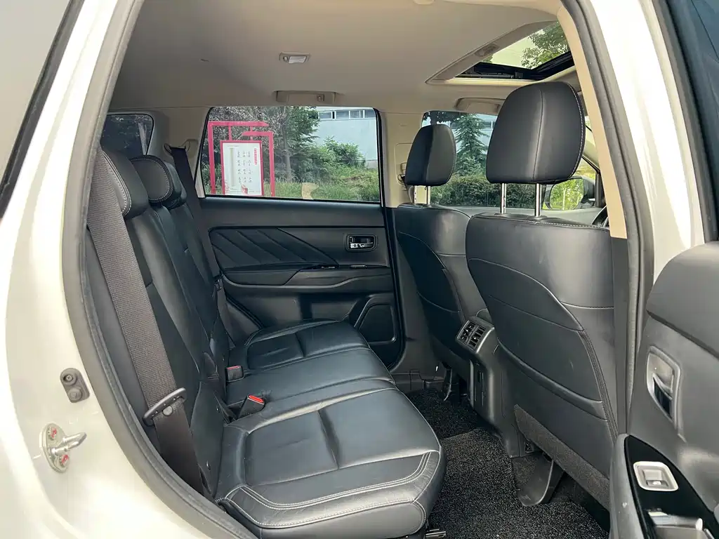 Mitsubishi Outlander 2020 — фото 13