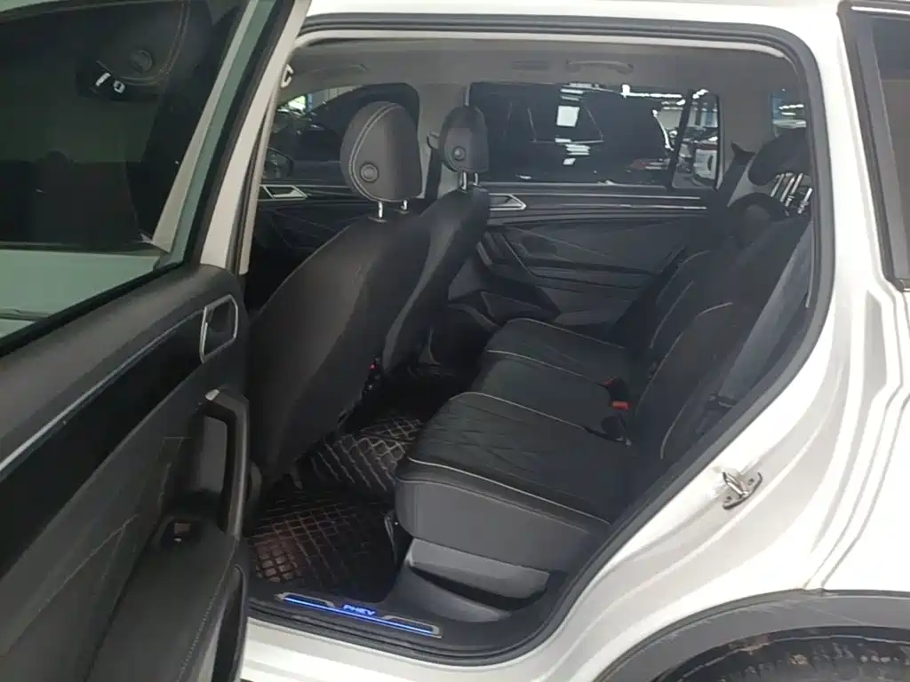 Volkswagen Tiguan L Plug-In Hybrid 2023 — фото 13