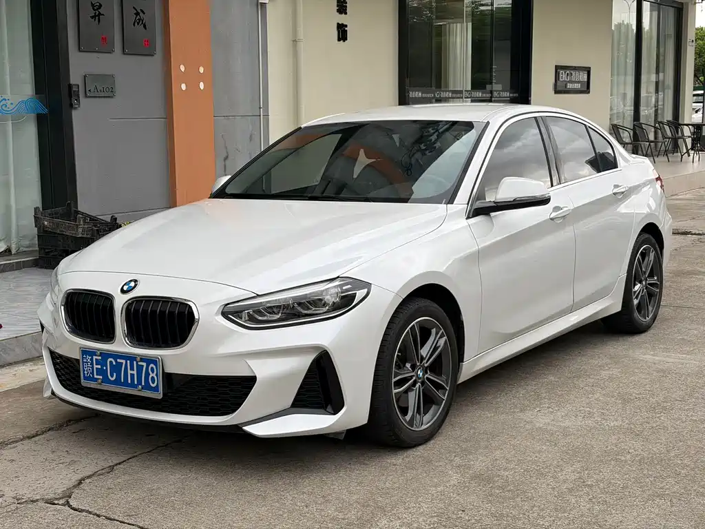 BMW 1 Series 2022 — фото 1