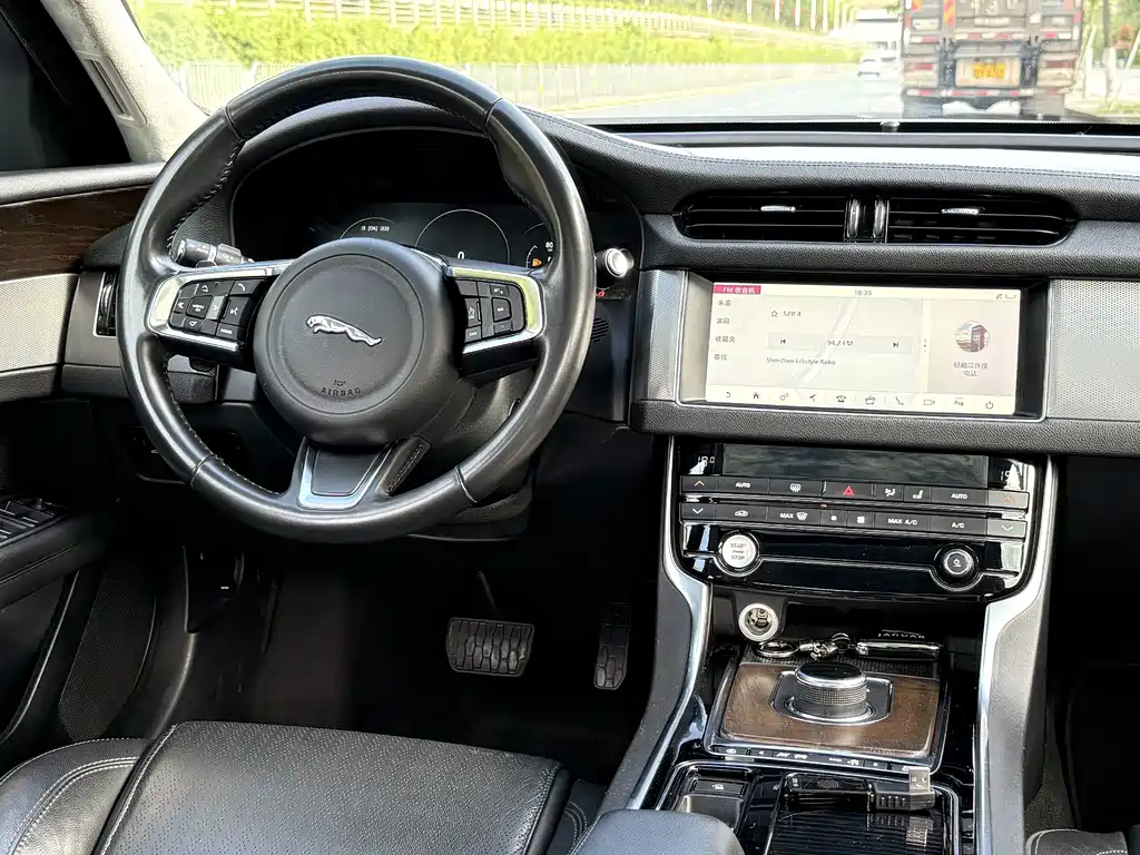 Jaguar XFL 2020 — фото 14