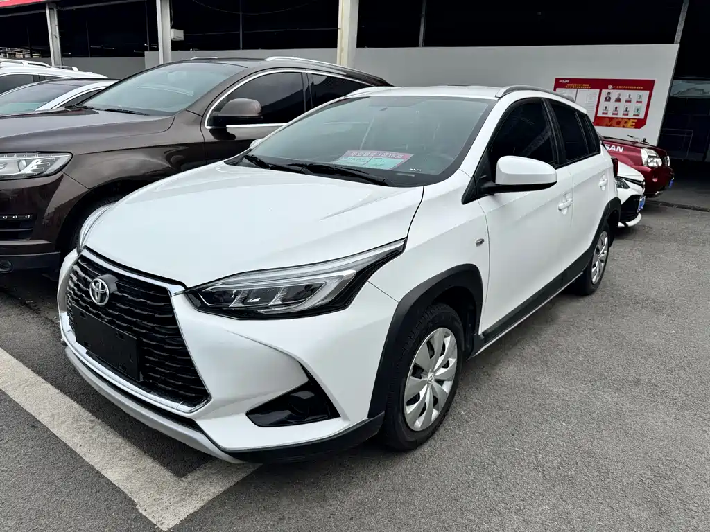 Toyota Yaris L 2022 — фото 1