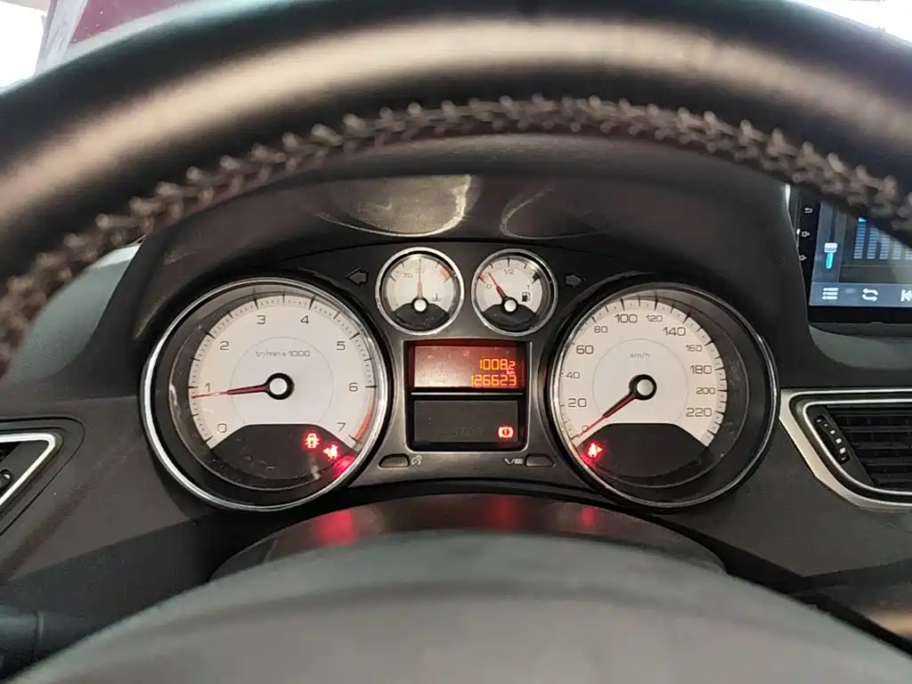 Peugeot 308 2015 — фото 12