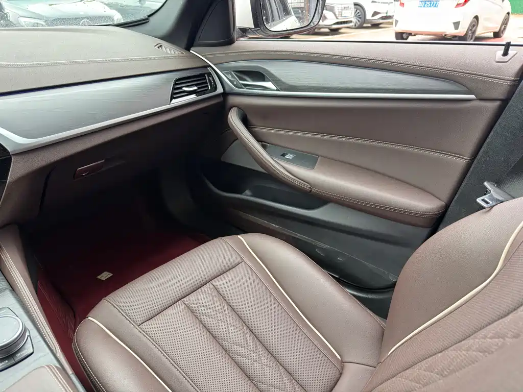 BMW 5 Series 2023 — фото 10